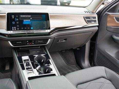 Certified 2025 Volkswagen Atlas SE image 25