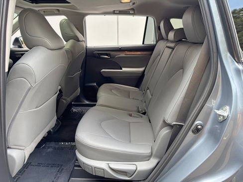 Used 2020 Toyota Highlander Limited FWD image 43