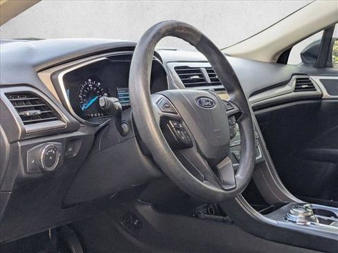 Used 2019 Ford Fusion SE FWD image 2
