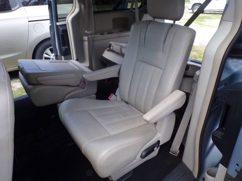 Used 2013 Chrysler Town & Country Touring image 11