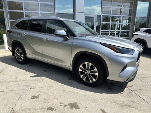 Used 2024 Toyota Highlander XLE AWD/4WD image 2