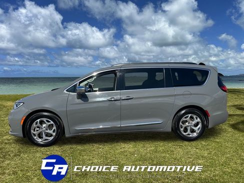 Used 2022 Chrysler Pacifica Limited image 3