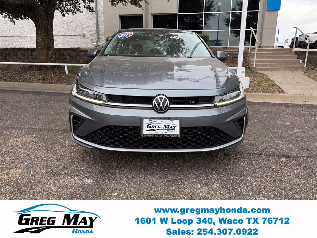 Used 2025 Volkswagen Jetta SE FWD image 2