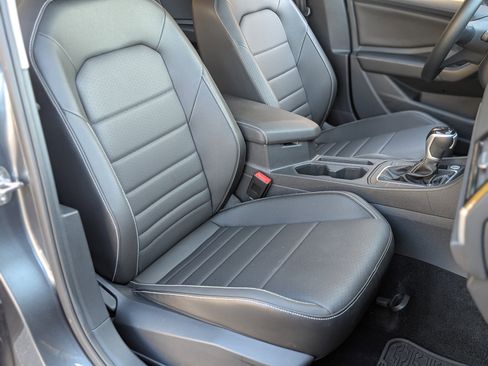 Used 2024 Volkswagen Jetta SE w/ Panoramic Sunroof Package image 21