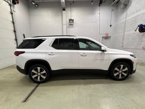 Used 2023 Chevrolet Traverse LT w/ LT Premium Package AWD/4WD image 3