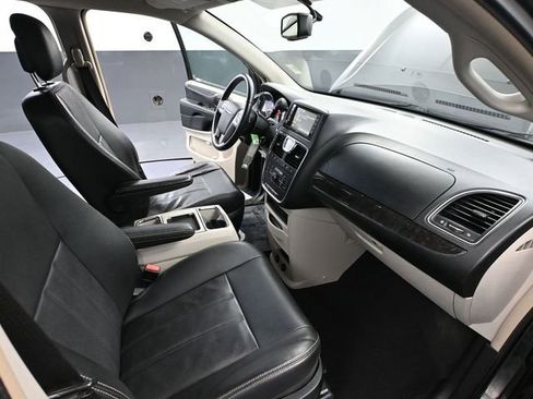 Used 2013 Chrysler Town & Country Touring image 42