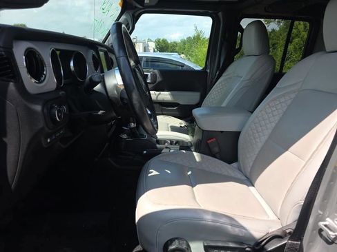 Used 2022 Jeep Wrangler Unlimited Sahara AWD/4WD image 9