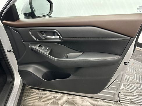 Used 2021 Nissan Rogue SL image 16