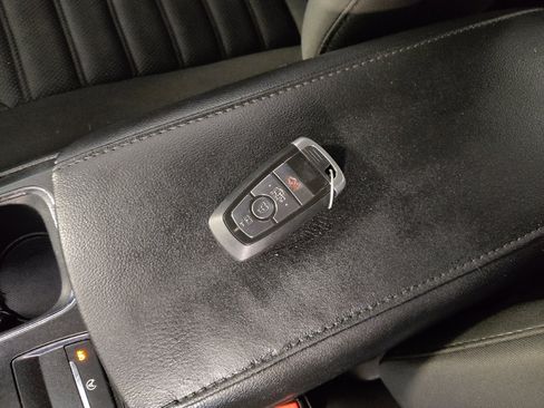 Used 2019 Ford Fusion SE FWD image 32
