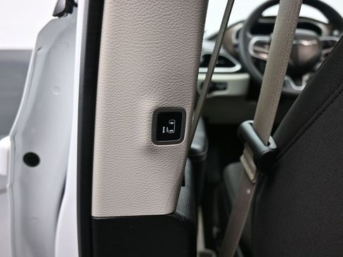 Used 2023 Chrysler Voyager LX image 34