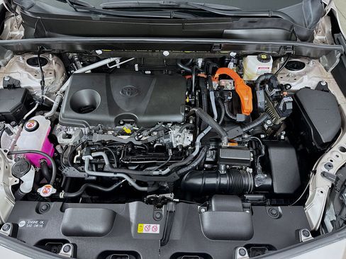 Certified 2024 Toyota Venza LE AWD/4WD image 29