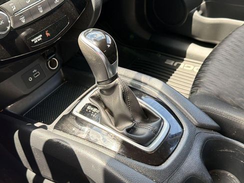 Used 2019 Nissan Rogue S AWD/4WD image 16
