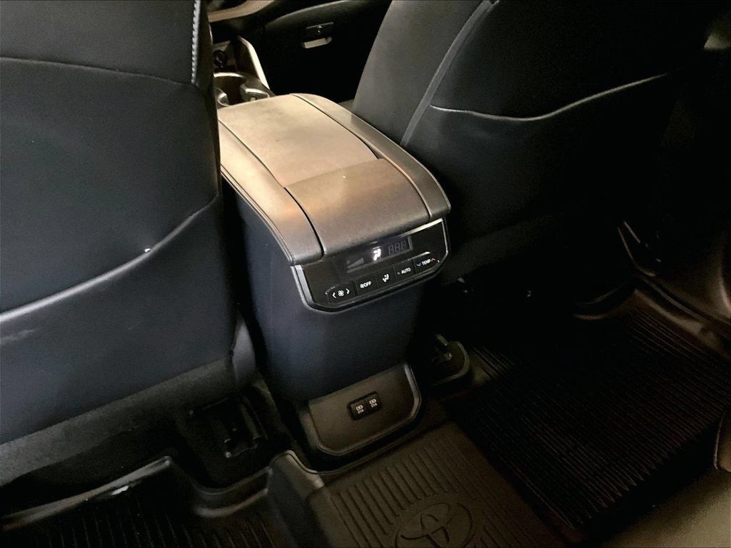 Used 2020 Toyota Highlander XLE AWD/4WD image 29