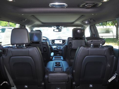 New 2025 Chrysler Pacifica Select w/ Uconnect Theater Family Group image 12