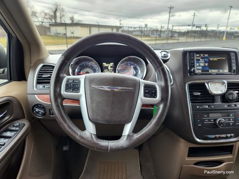 Used 2014 Chrysler Town & Country Touring image 33