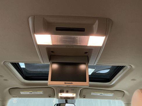 Used 2010 Cadillac Escalade Premium AWD/4WD image 27