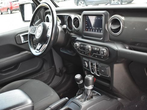 Used 2021 Jeep Gladiator Overland AWD/4WD image 12
