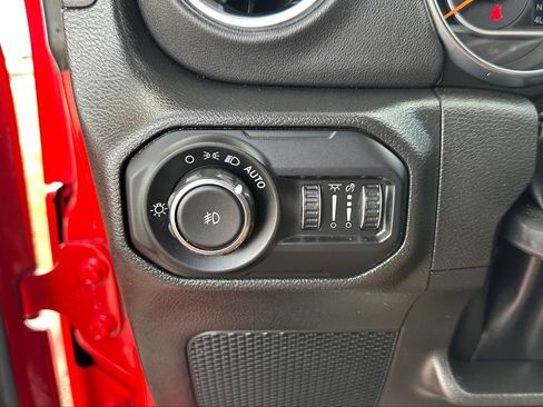 Used 2022 Jeep Wrangler Unlimited Sahara w/ LED Lighting Group AWD/4WD image 23