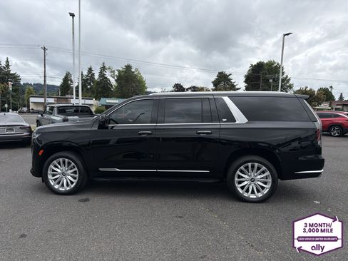 Used 2024 Cadillac Escalade ESV Luxury AWD/4WD image 2