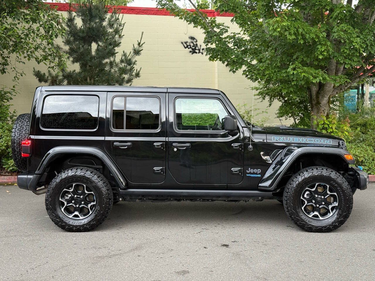 Used 2022 Jeep Wrangler Unlimited Rubicon 4xe w/ Cold Weather Group AWD/4WD image 4