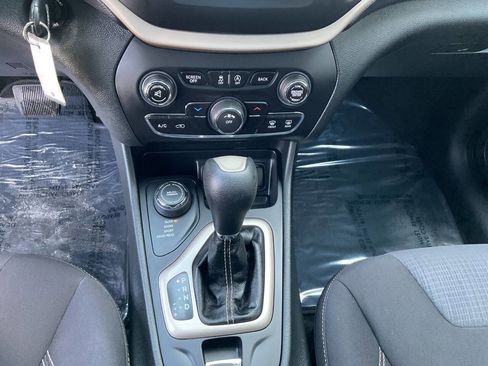 Used 2015 Jeep Cherokee Latitude image 23