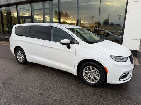 Used 2023 Chrysler Pacifica Touring-L FWD image 2