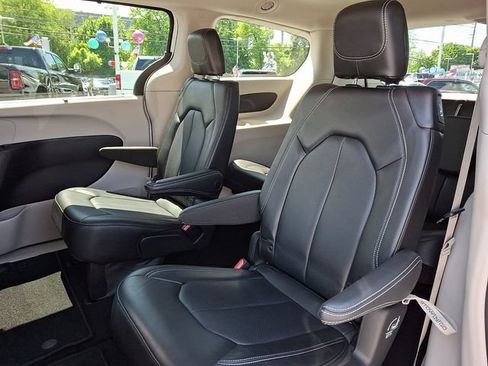 Certified 2023 Chrysler Pacifica Touring-L FWD image 11