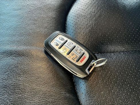 Used 2022 Chrysler Pacifica Touring-L FWD image 34