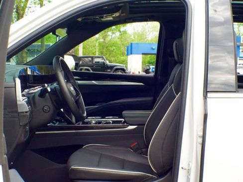 Used 2025 Cadillac Escalade Premium Luxury AWD/4WD image 19