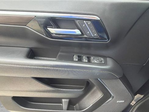Certified 2025 Chevrolet Suburban Premier AWD/4WD image 25