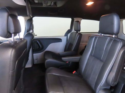 Used 2019 Dodge Grand Caravan SE FWD image 16