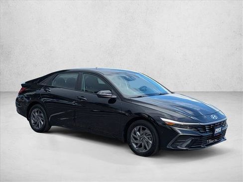 Used 2024 Hyundai Elantra Blue FWD image 3