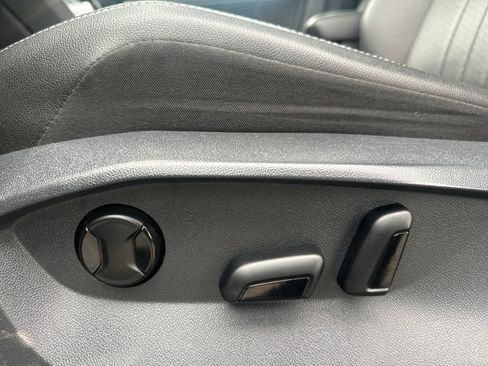 Used 2022 Volkswagen Tiguan SE image 4