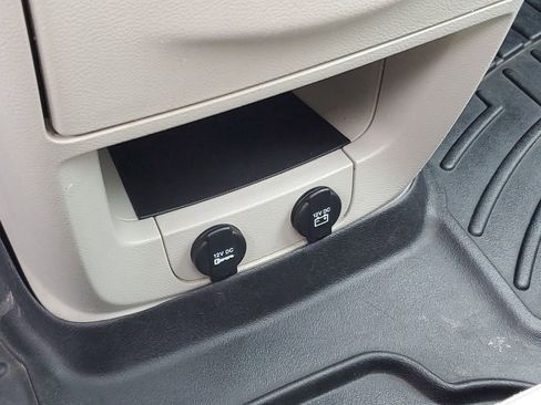 Used 2016 Chrysler Town & Country Touring-L FWD image 19