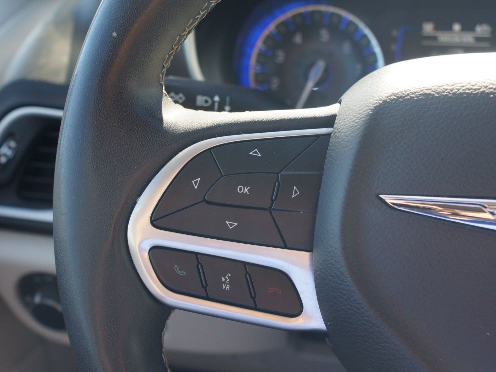 Used 2023 Chrysler Voyager LX FWD image 8