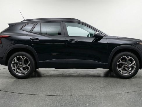 Used 2025 Chevrolet Trax LT FWD image 11