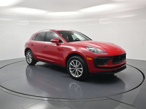 Certified 2025 Porsche Macan AWD/4WD image 40