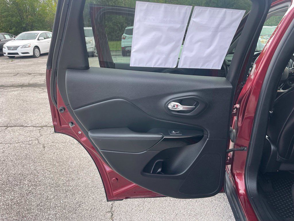 Used 2019 Jeep Cherokee Latitude Plus AWD/4WD image 16