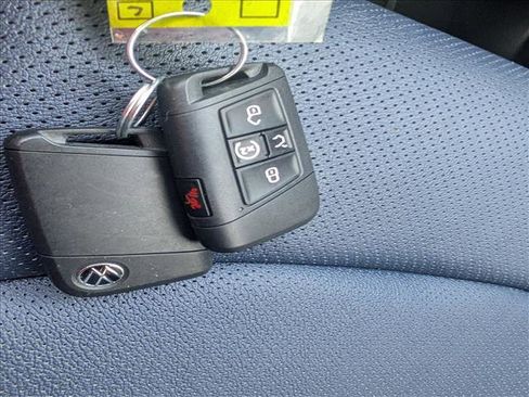 Certified 2025 Volkswagen Taos SEL image 40