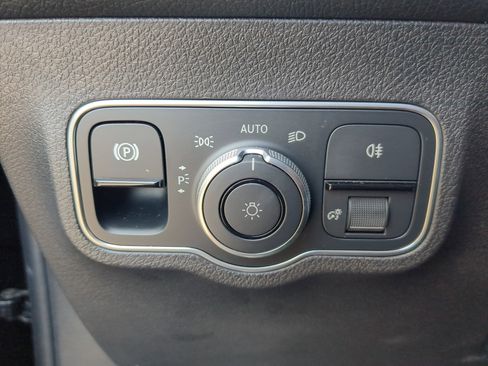 Certified 2025 Mercedes-Benz GLB 250 image 33