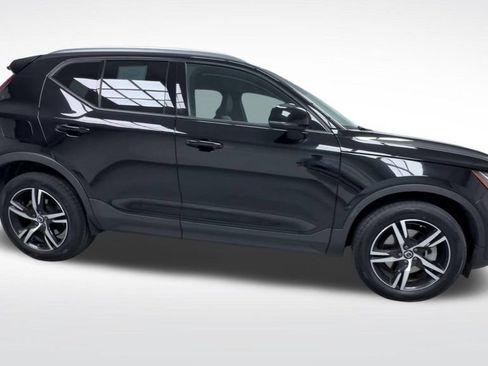 Used 2023 Volvo XC40 B5 Core w/ Convenience Package AWD/4WD image 9