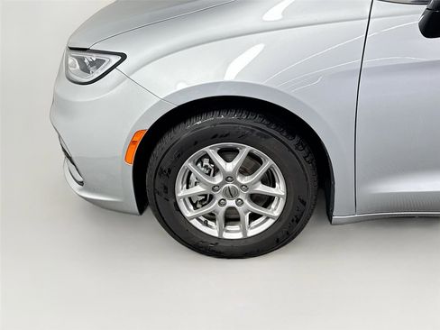 Used 2024 Chrysler Pacifica Touring-L FWD image 24