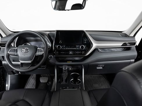 Used 2024 Toyota Highlander XLE image 32