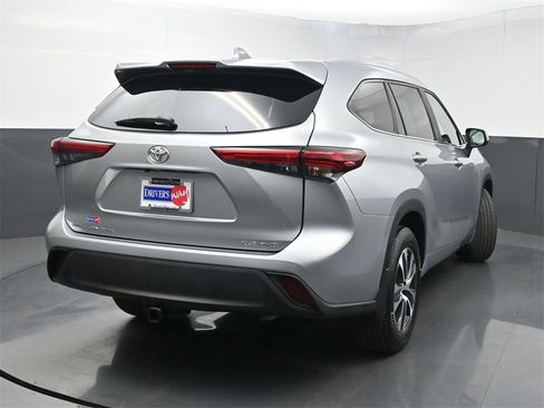 Used 2023 Toyota Highlander XLE image 43