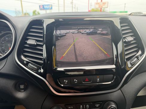 Used 2019 Jeep Cherokee Limited w/ Luxury Group AWD/4WD image 21