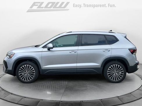 Used 2025 Volkswagen Taos SE image 5