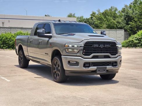 Used 2025 RAM 2500 Laramie AWD/4WD image 3