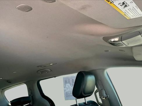 Used 2023 Chrysler Pacifica Touring-L FWD image 33