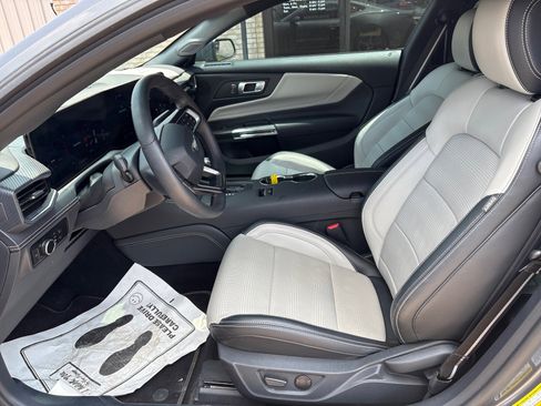 Used 2024 Ford Mustang Premium image 3