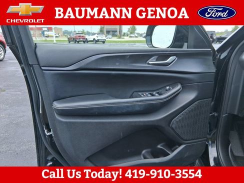 Used 2023 Jeep Grand Cherokee Altitude AWD/4WD image 11
